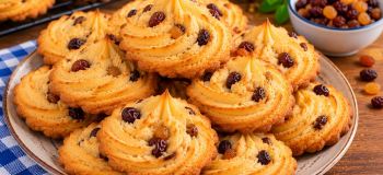 طرز تهیه شیرینی کشمشی بدون فر و همزن؛ نرم، خوشمزه و به آسانی در تابه