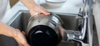 روش جدا کردن پارچه چسبیده به قابلمه با روش های ساده
