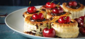 طرز تهیه انواع کیک و دسر با گیلاس، از کلاسیک تا مدرن