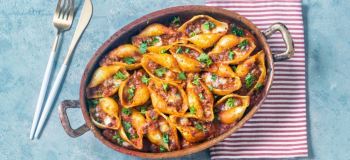 طرز تهیه ماکارونی جامبو شلز با سس گوشت و گوجه