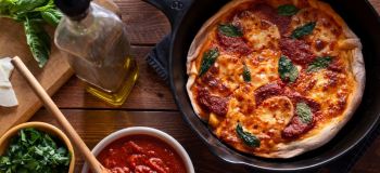 طرز تهیه پیتزا تابه ای بدون فر؛ شام خانگی سریع و خوشمزه