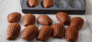 طرز تهیه شیرینی مادلین شکلاتی با بافت نرم و اسفنجی