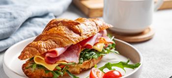 طرز تهیه کروسان ژامبون و پنیر خانگی