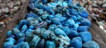 سنگ فیروزه چیست ؟ راهنمای جامع شناخت این گوهر ارزشمند