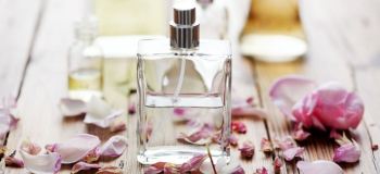 بهترین عطر مو؛ راهنمای جامع انتخاب، ماندگاری و روش صحیح استفاده