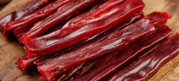 کالری و ارزش غذایی لواشک زغال اخته؛ آیا برای رژیم لاغری مناسب است؟