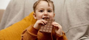 بهترین زمان شکلات خوردن کودک + مقدار و نوع مناسب