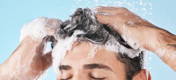 هر چند وقت یک بار موهایمان را بشوییم؟ راهنمای کامل بر اساس نوع مو و پوست سر