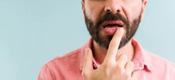 دلایل خشکی لب | ۱۴ علت رایج خشکی لب و روش های درمان آن
