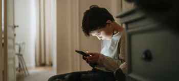 بهترین زمان و سن خرید گوشی برای بچه ها + نکات مهم برای والدین