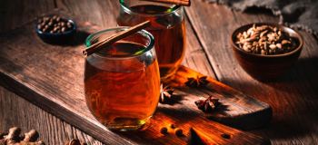 مضرات چای دارچین که از آن بی خبرید | راهنمای ایمنی و میزان مجاز مصرف