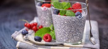 دانه چیا برای چه کسانی مضر است؟ گروه های پرخطر، عوارض و نکات ایمنی مصرف