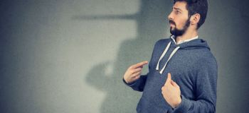نشانه های مردان دروغگو | ۱۵ علامت کلامی، رفتاری و رابطه ای که باید بشناسید !