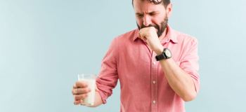 از کجا بفهمیم شیر خراب شده؟ راهنمای کامل تشخیص شیر فاسد
