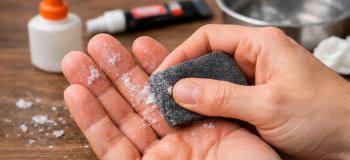 چگونه چسب قطره ای را از روی دست پاک کنیم؟ ۷ روش سریع و بدون آسیب به پوست