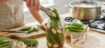 طرز تهیه شور بامیه خوشمزه و ترد خانگی به روش سنتی