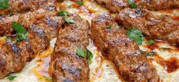 طرز تهیه کوفته کباب ترکی با سس مخصوص؛ کبابی آبدار و خوشمزه در خانه