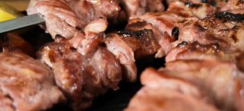 نرم کردن گوشت کباب چنجه با خربزه؛ یک روش متفاوت و کاربردی