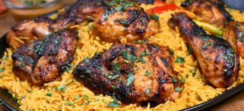طرز تهیه مرغ تنوری با برنج و سس تند؛ خوش عطر و مجلسی