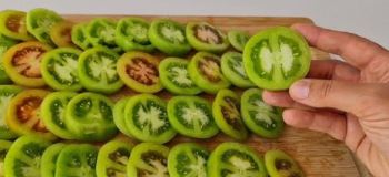 ترشی گوجه فرنگی نارس؛ طرز تهیه ساده و خوشمزه