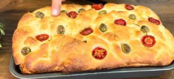 طرز تهیه نان فوکاچیا با تخمیر سرد؛ بدون ورز دادن و پر از حباب