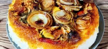 دستور تهیه ته انداز مرغ با سیب زمینی و گوجه؛ یک غذای خوش رنگ و اشتهابرانگیز