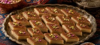 طرز تهیه حلوا خشک دورنگ قزوین؛ شیرینی سنتی و خوش عطر برای پذیرایی و عید