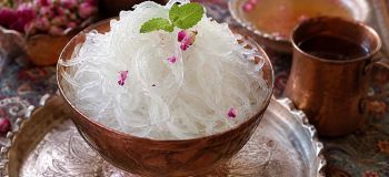 طرز تهیه رشته فالوده خانگی با روشی جدید؛ بدون دستگاه و با بافتی کشدار و حرفه ای