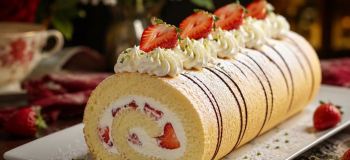 طرز تهیه رول کیک سوئیسی خامه ای بدون ترک؛ نرم، لطیف و حرفه ای مثل قنادی