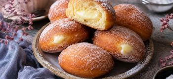 طرز تهیه پیراشکی کرم دار با پیمانه لیوان به سبک بازاری؛ نرم، پفکی و پر از کرم وانیلی خوشمزه