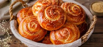 نان شیرمال حلزونی؛ نان خانگی نرم و خوش عطر برای صبحانه و مدرسه