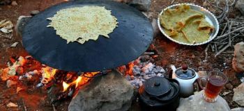 طرز تهیه نان کلانه کردستان بدون فر؛ نان سبزی دار سنتی روی گاز با عطر کره محلی