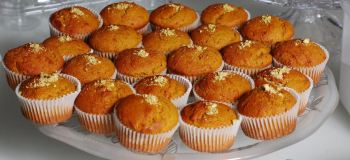 طرز تهیه کیک یزدی در مایکروفر؛ خوش عطر، پف دار و ترک دار مثل قنادی