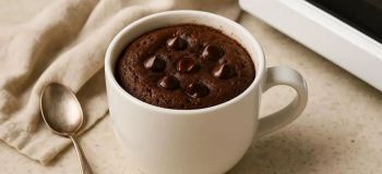 طرز تهیه کیک شکلاتی در مایکروفر؛ کیکی نرم و خوشمزه در کمتر از ۲ دقیقه!