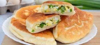 طرز تهیه پیراشکی پیازچه و تخم مرغ؛ خوشمزه، ساده و متفاوت برای یک شام فوری!