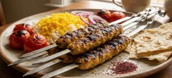 طرز تهیه کباب کوبیده مرغ رستورانی روی زغال؛ بدون ریزش، آبدار و خوش طعم