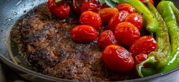 طرز تهیه تاوا کبابی خوشمزه و مخصوص به روش اصیل تبریزی؛ کبابی آبدار و خوش عطر در تابه