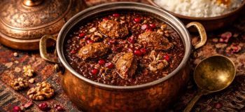 طرز تهیه خورشت فسنجون با مرغ؛ فسنجان مجلسی خوش رنگ و روغن انداخته
