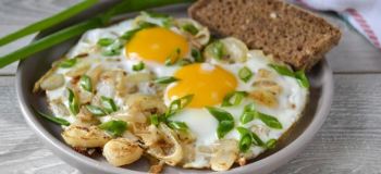 طرز تهیه نیمرو پیاز؛ صبحانه ای ساده، خوشمزه و مقوی برای شروع یک روز پرانرژی