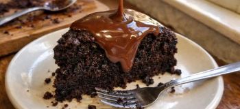 طرز تهیه کیک شکلات داغ؛ کیک سه لایه شکلاتی خوشمزه با بافت نرم و سس شکلاتی