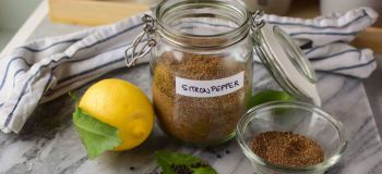 طرز تهیه ادویه لیمو فلفلی خانگی؛ چاشنی خوش عطر برای مرغ، ماهی و سیب زمینی