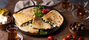 طرز تهیه نان گوزلمه با آرد ذرت به روش سنتی ترکیه ای؛ نانی ترد، خوش عطر و متفاوت برای صبحانه