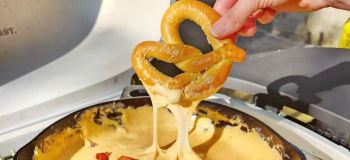 طرز تهیه چوب شور با مربای بیکن و سس پنیر؛ یک فینگر فود فوق العاده برای مهمانی