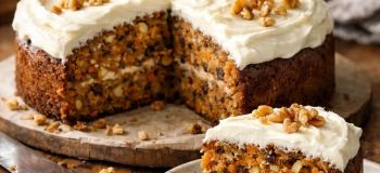 طرز تهیه کیک هویج خیس مجلسی برای دورهمی و مهمانی؛ نرم، مرطوب و پر از عطر دارچین و گردو