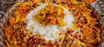طرز تهیه هویج پلو مجلسی با مرغ؛ پلوی خوش رنگ و خوش عطر با هویج، زعفران و زرشک