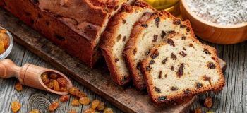 طرز تهیه کیک کشمش و گردو خوشمزه و ساده به روش بازاری؛ نرم، پف دار و معطر
