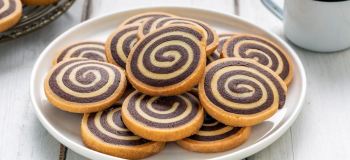 طرز تهیه قرابیه چرخ فلکی ترکیه ای؛ شیرینی دو رنگ و مجلسی با بافت لطیف و ظاهر قنادی