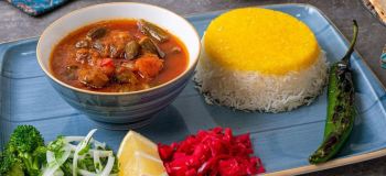 طرز تهیه بامیه پلو با گوشت قلقلی به روش جنوبی؛ پلویی خوش عطر با طعمی متفاوت و مجلسی
