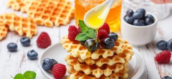 طرز تهیه وافل بدون دستگاه در خانه؛ وافل ترد و خوشمزه با تابه، بدون نیاز به وافل ساز!