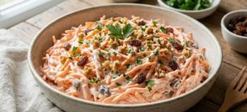طرز تهیه سالاد هویج ترکیه ای با سیب و کشمش؛ سالادی رنگارنگ، خوشمزه و مجلسی!